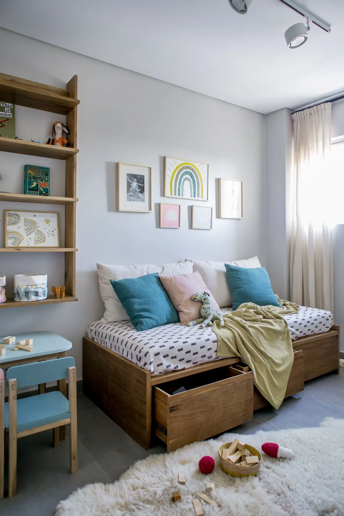 Dormitorio infantil moderno con estanterías de madera y cama tipo diván — proyecto BA 2 2018, por Mesopotamia Ba, en CABA