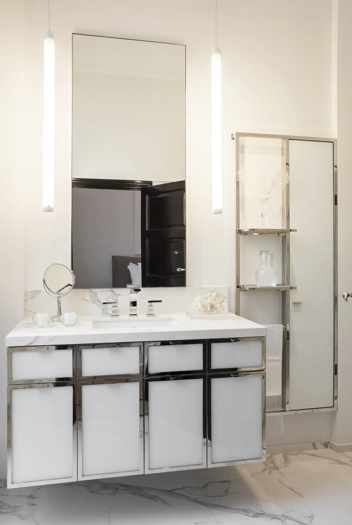 Banheiro moderno com espelho retangular, pia de apoio e gabinete branco com detalhes metálicos — projeto Departamento Alvear, por Estudio CDW, em Recoleta