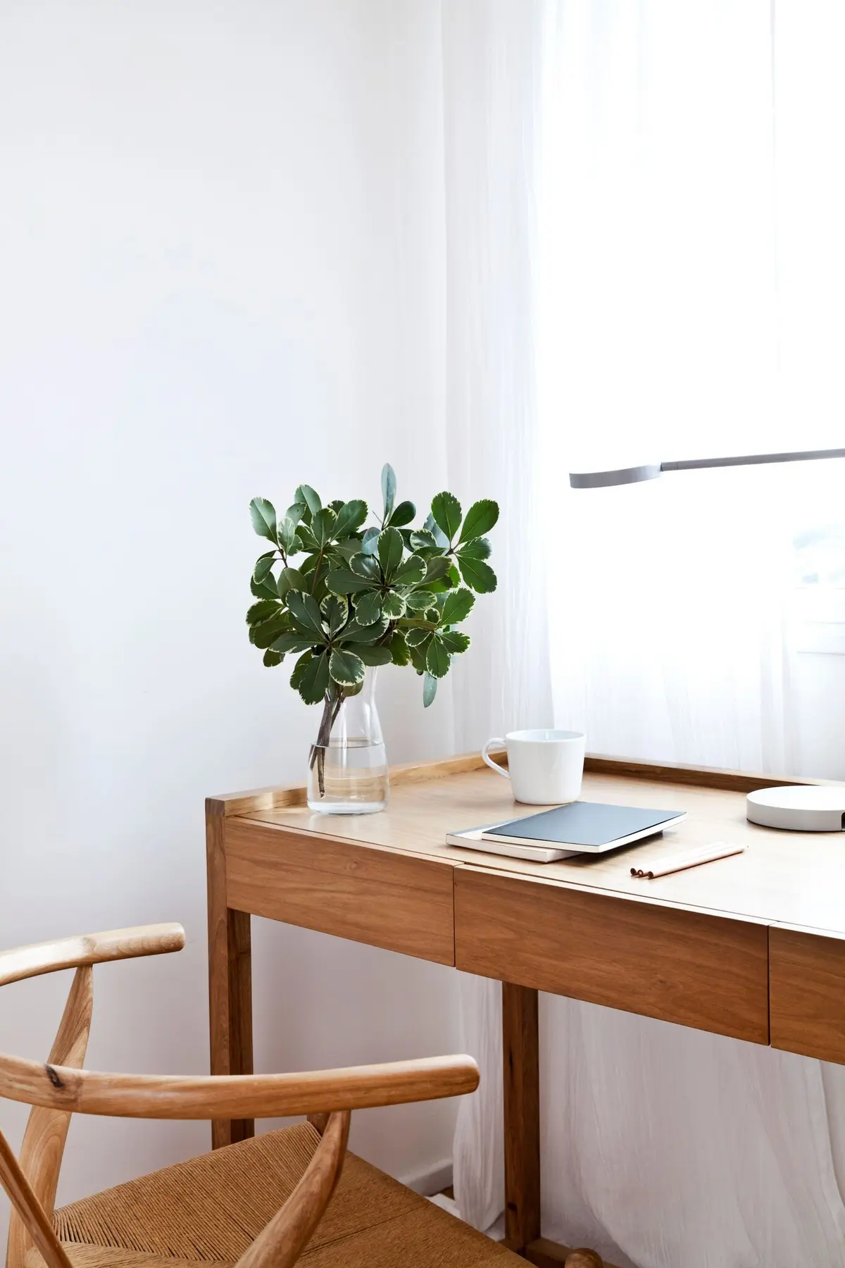 Escritório escandinavo minimalista com mesa de madeira e cadeira wishbone — projeto Proyecto Alfaro, por URBANO estudio, em Martínez