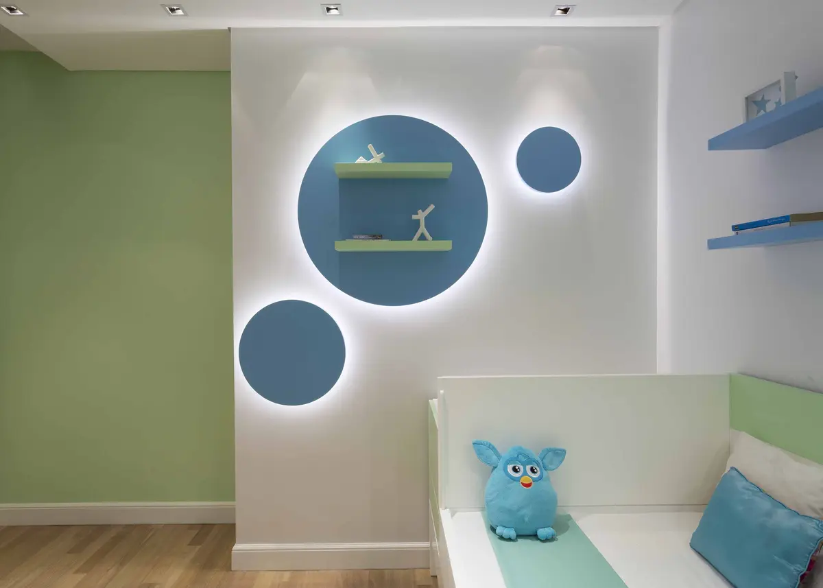 Quarto moderno com prateleiras circulares azuis e iluminação indireta — projeto Piso Belgrano, por LIVE IN by Brukman Chechik, em Belgrano