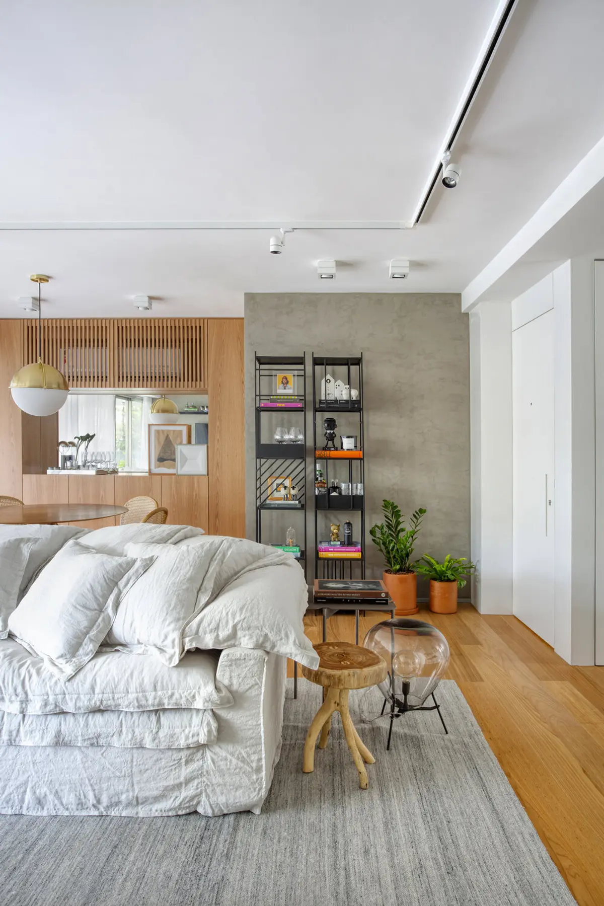 Dormitorio moderno con cama blanca, cabecero madera y estantería hormigón — proyecto JG House, por Studio Ro-ca