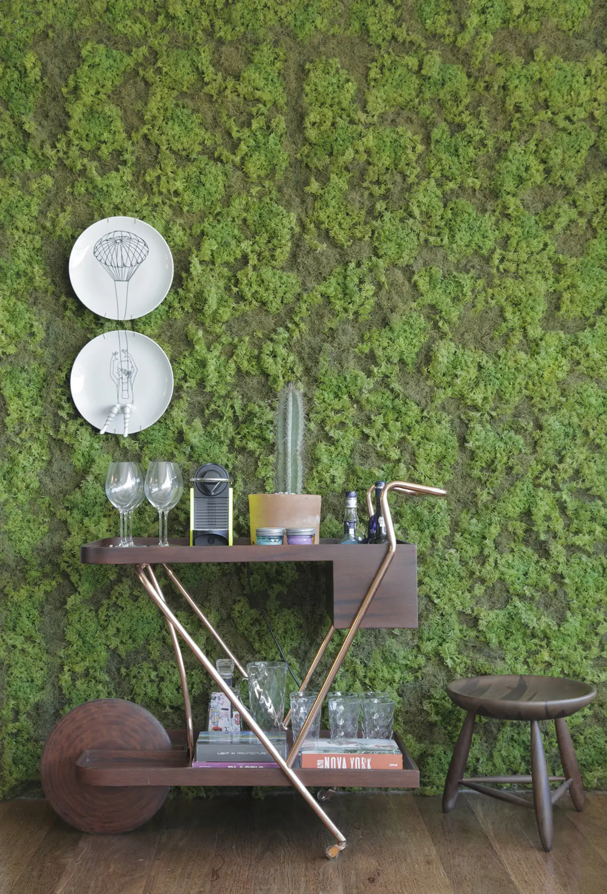 Estante flotante con jardin vertical verde musgo decoracion minimalista — proyecto RA Loft, por Studio Ro-ca