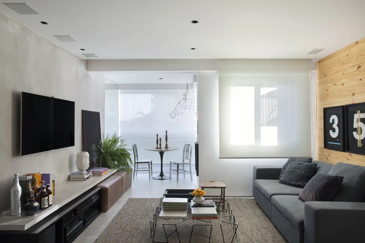 Living contemporaneo con sofá gris, TV y pared madera clara — proyecto RF House, por Studio Ro-ca