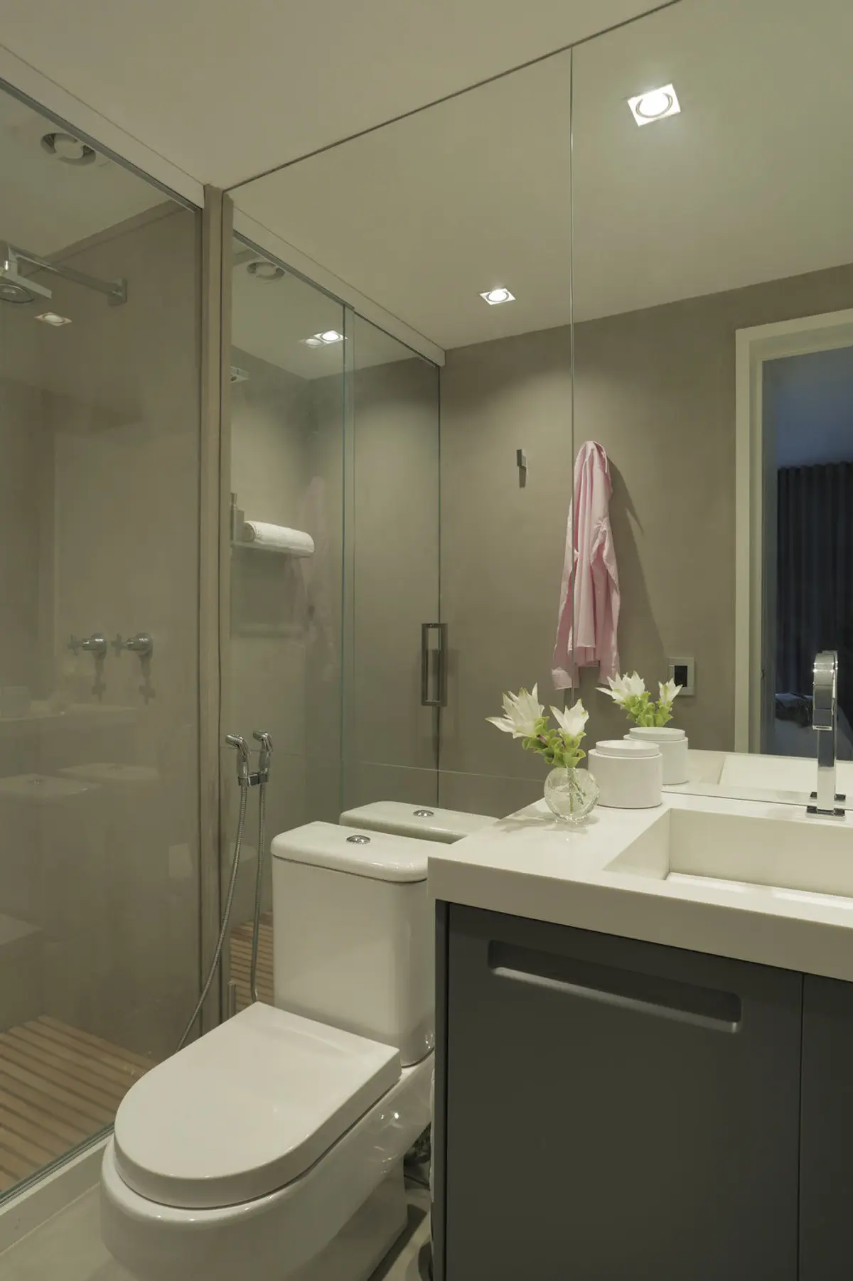 Baño minimalista con ducha vidriada, mesada blanca y espejo de piso a techo — proyecto SC House, por Studio Ro-ca