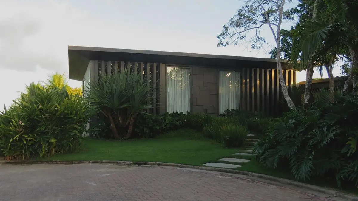 Casa moderna gris con jardin frontal y pergola de madera — proyecto Trancoso II, por Gil Fialho