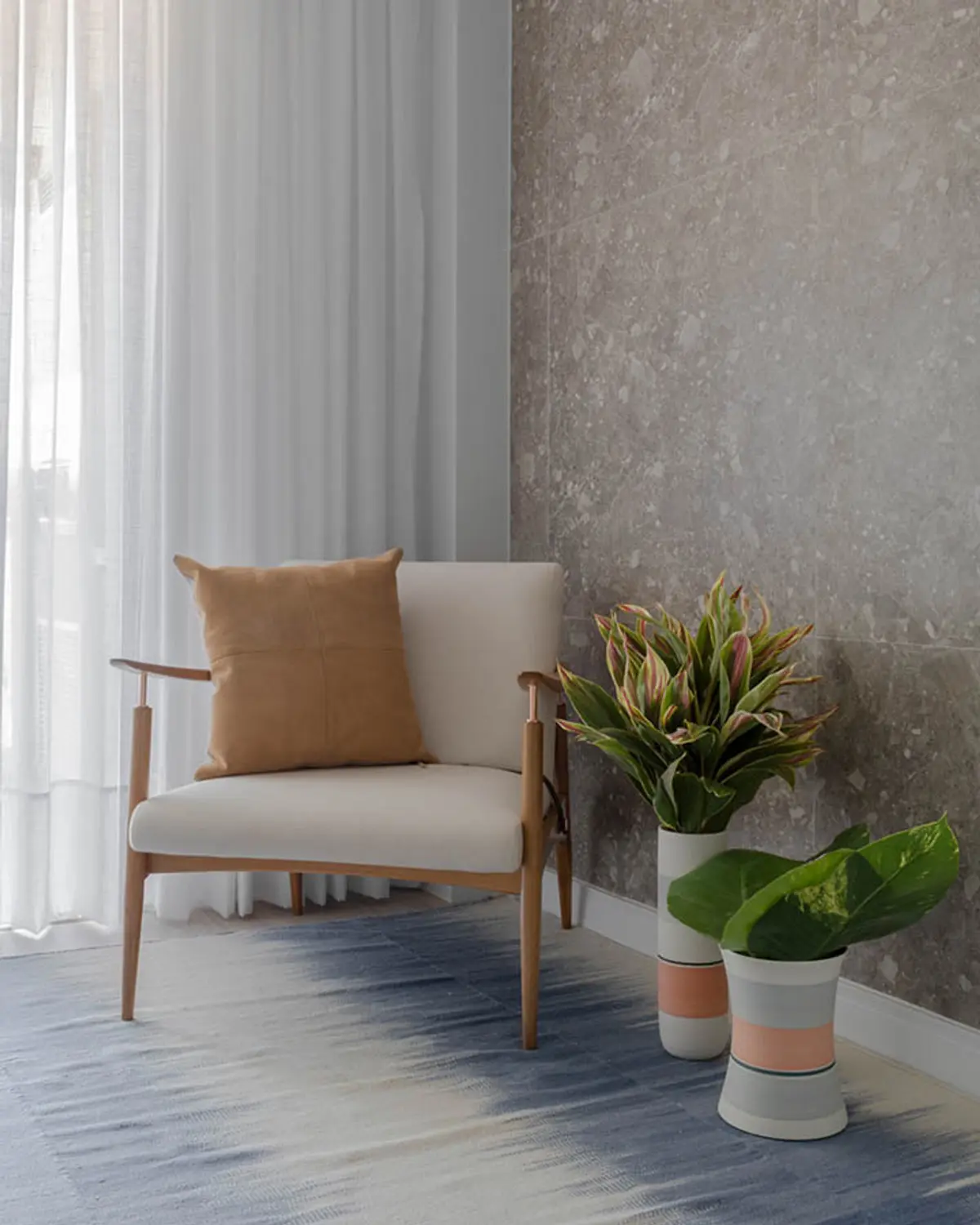 Living minimalista con sillón de madera, almohadones y plantas decorativas — proyecto Apartamento Santa Rosa, por Amanda Miranda