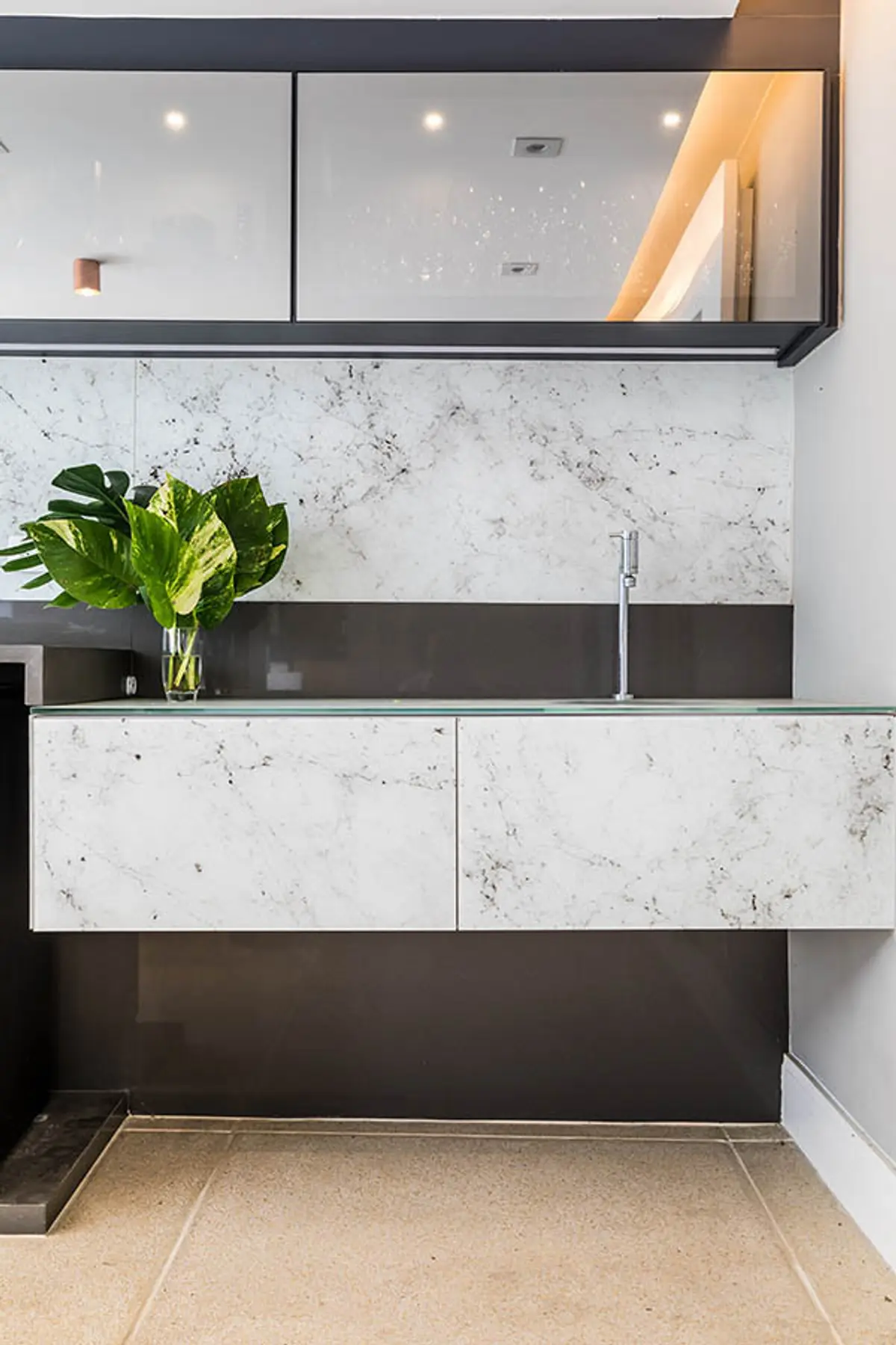Baño moderno con mesada de mármol blanco y espejo flotante — proyecto Casa Barra ED, por Amanda Miranda