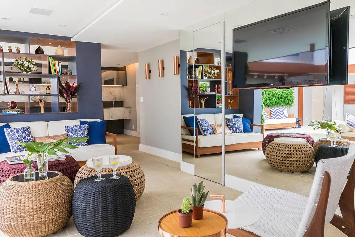 Living moderno con espejo, puffs de mimbre y vistas al jardin — proyecto Casa Barra ED, por Amanda Miranda
