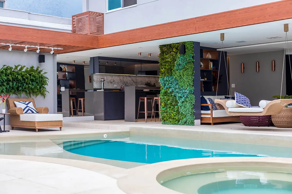 Patio moderno con pileta azul y galería techada con doble altura — proyecto Casa Barra ED, por Amanda Miranda