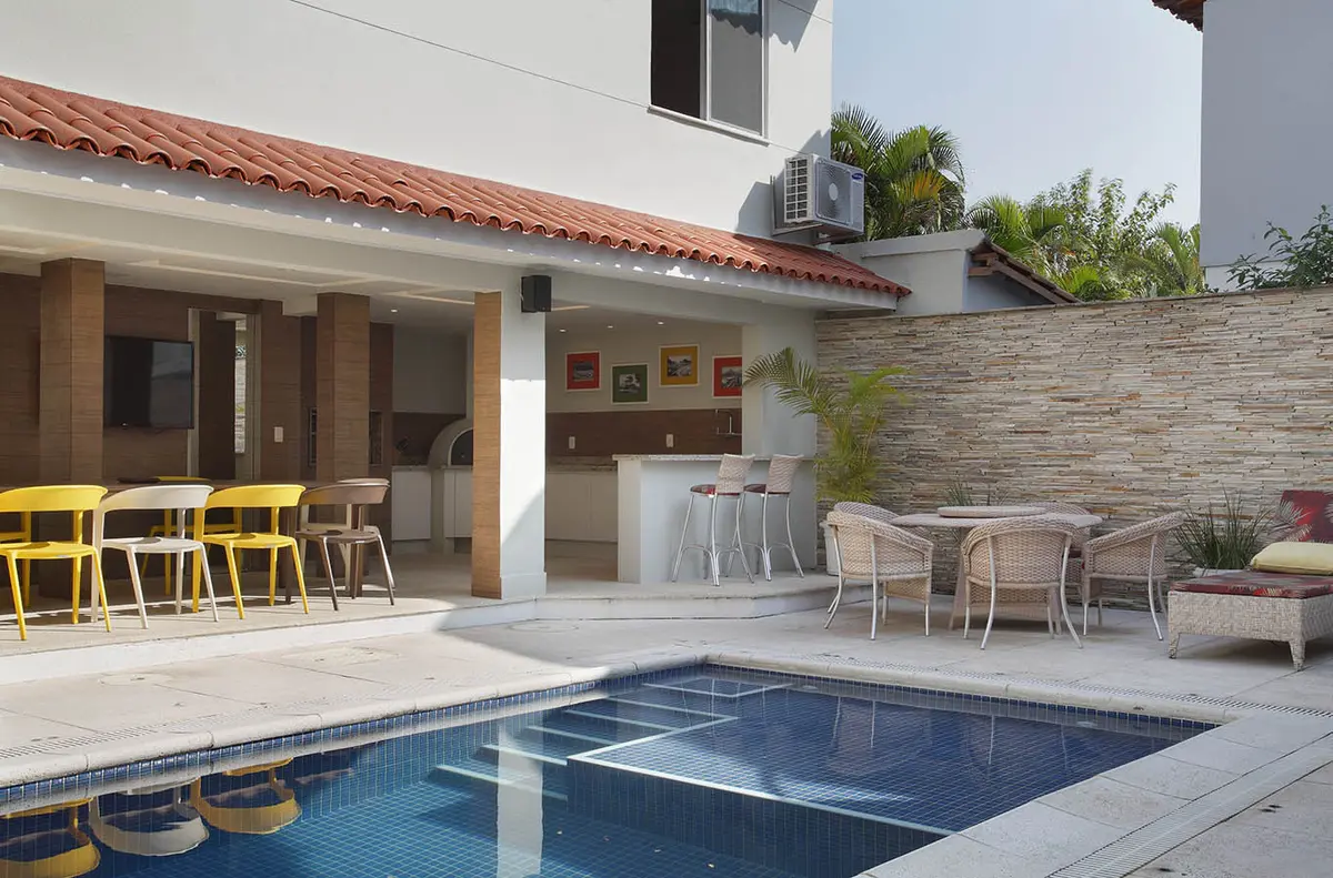 Patio moderno con pileta, deck y zona de estar integrada — proyecto Casa Barra ED, por Amanda Miranda