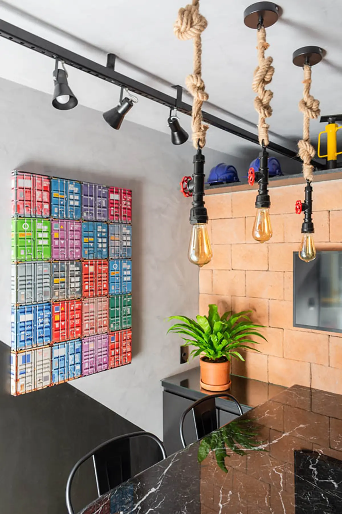 Cozinha Com Ilha Estilo Industrial com cor predominante Bege do Projeto Escritório Itaipu por Amanda Miranda