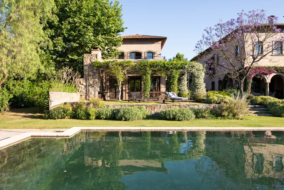 Pileta con color predominante Marrón del Proyecto Casa Toscana  por Estudio Du 