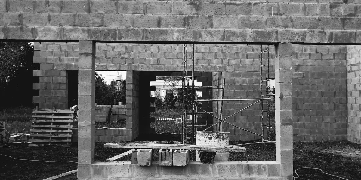 construccion de bloques de hormigon sin terminar — proyecto Casa en Capilla del Señor, por 253 ARQUITECTURA, en Capilla del Señor