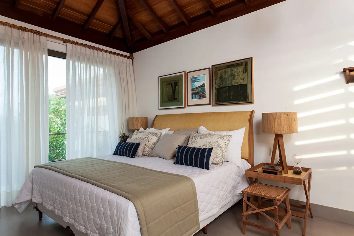 Quarto Quarto de casal com cor predominante Bege do Projeto Residência FF por Milcent Arquitetura