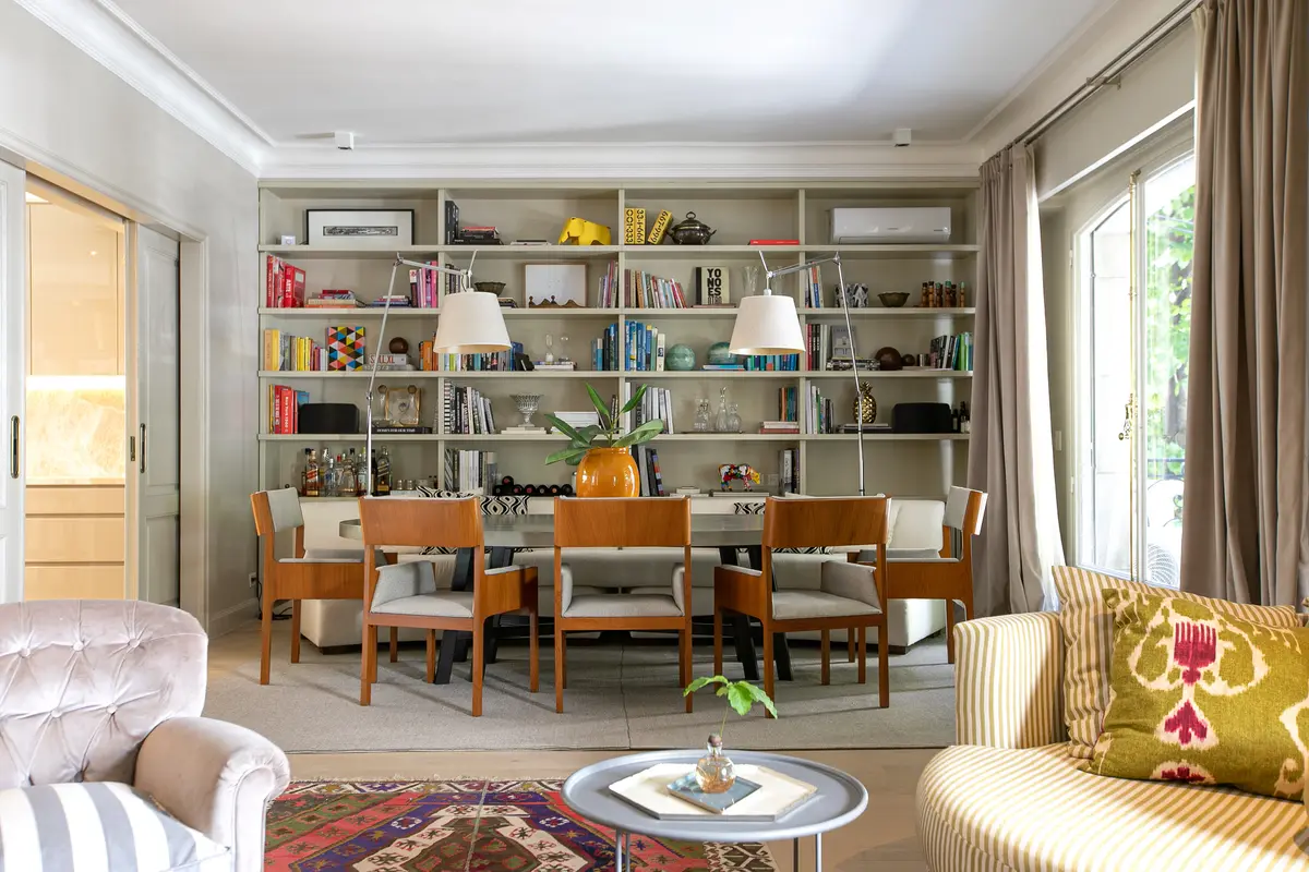 Living Estilo Moderno con color predominante Beige del Proyecto ARQ. TOMAS MAGRANE por uchimayfotos