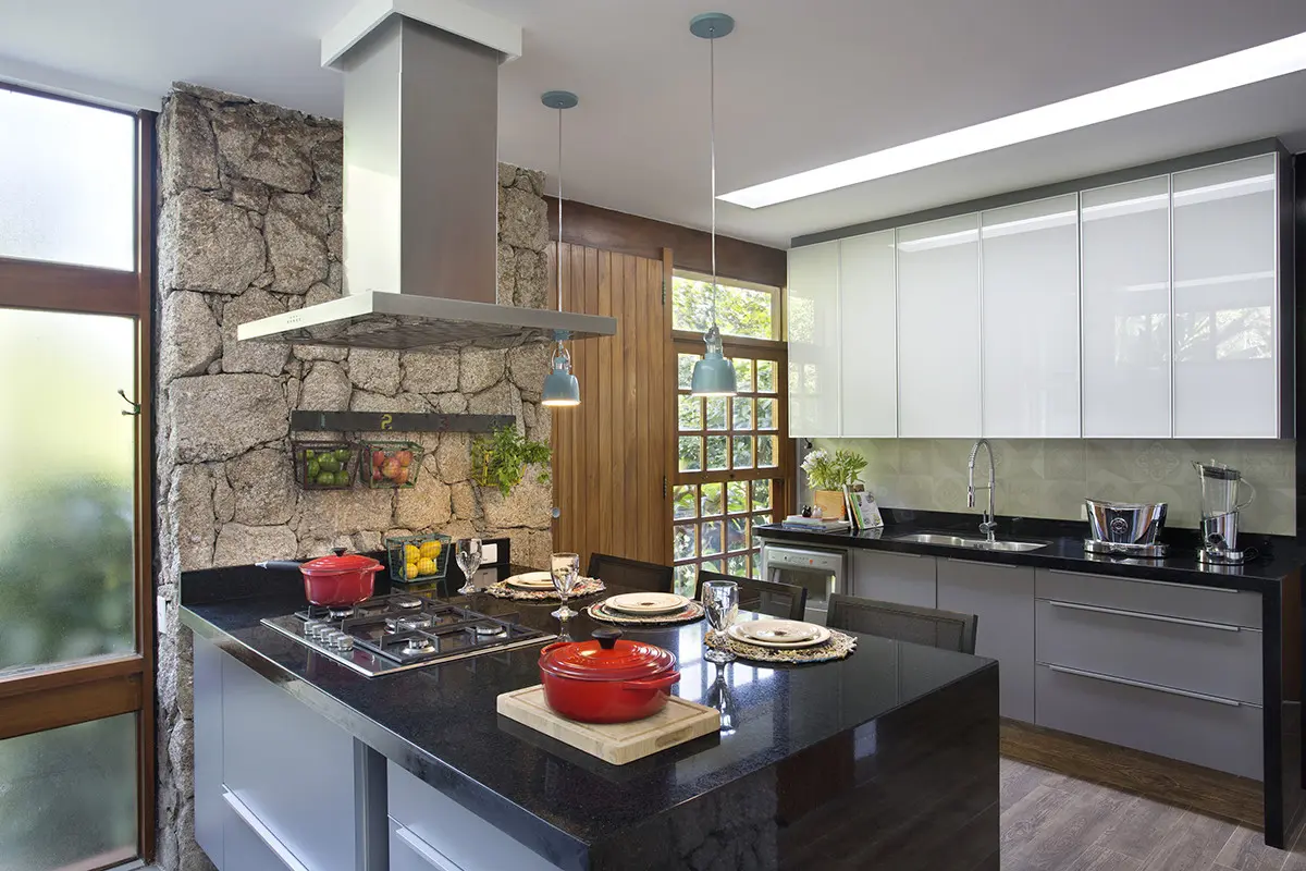 Cocina moderna rústica con isla, paredes de piedra y madera — proyecto Cozinha ML, por Andrea Duarte Arquitetura