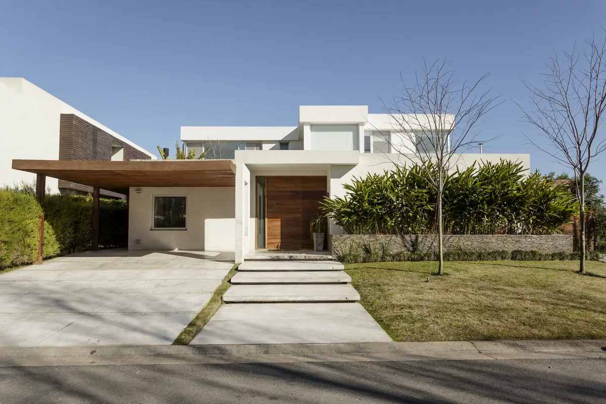 Fachada con color predominante Gris del Proyecto Casa 121 por Build a Home Arquitectura