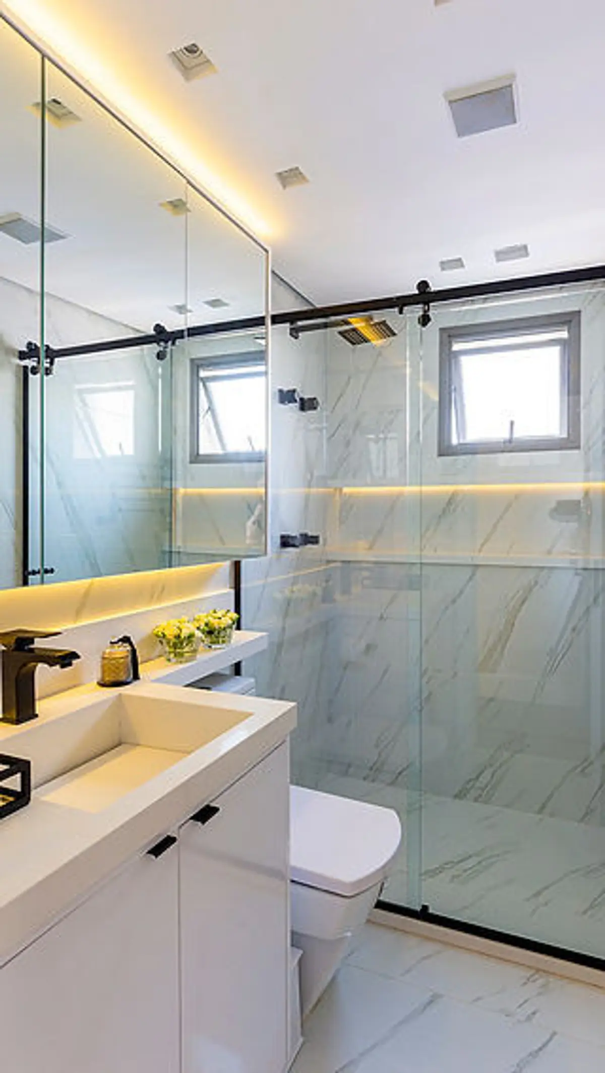 Banheiro Principal com cor predominante Bege do Projeto Apartamento Martese I por Bordin E Soares Interiores