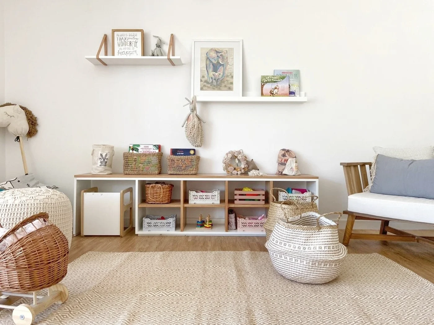 Sala de estar nórdica con estanterías de madera y cestas de mimbre