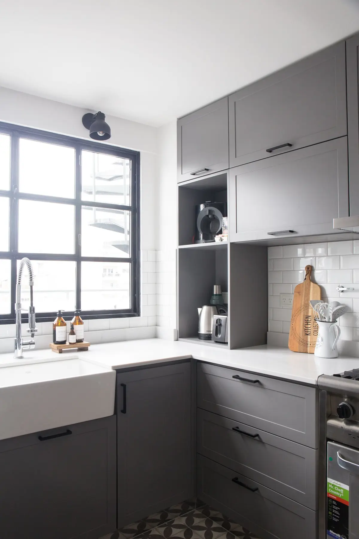 Cocina minimalista moderna con muebles grises y mesada blanca — proyecto Obra Olazábal II, por SYA Arquitectas, en Belgrano
