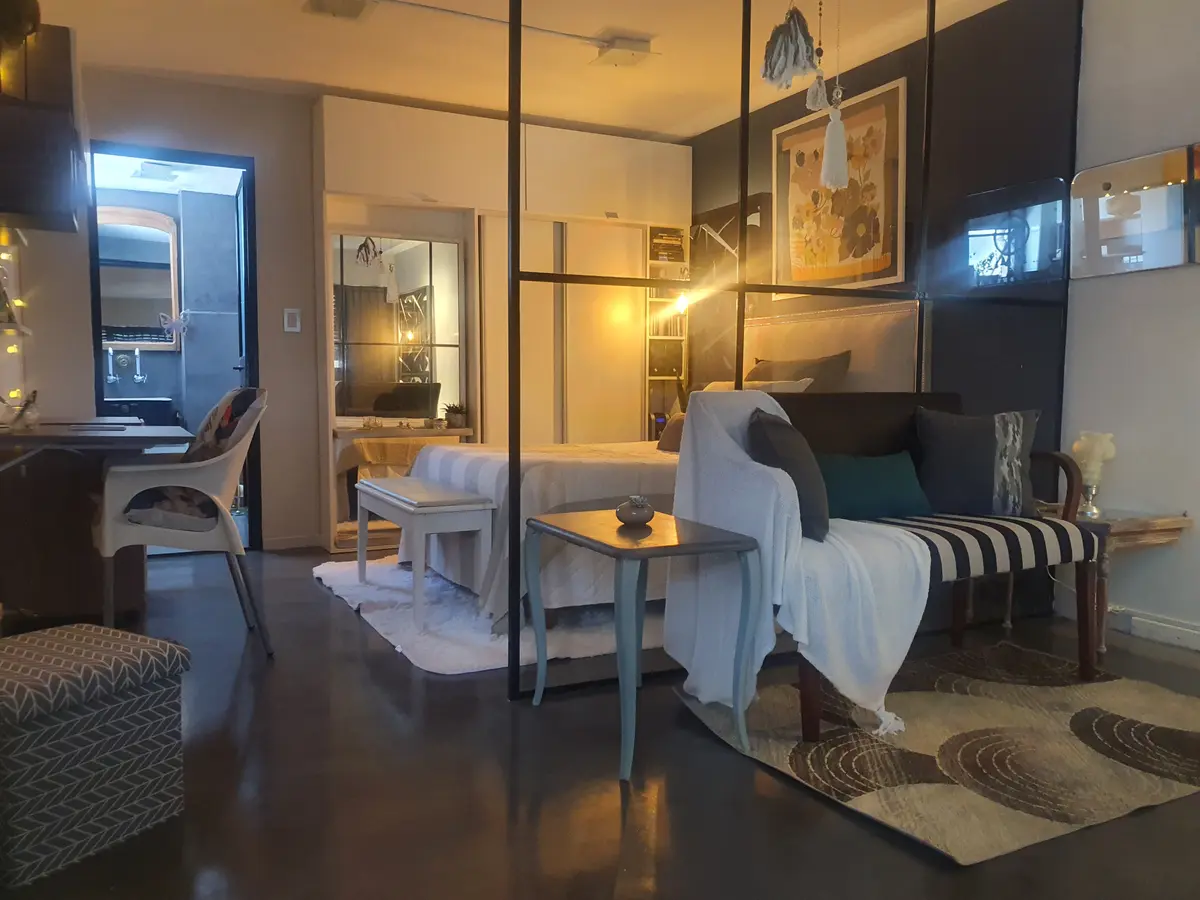 Living moderno con suelo de hormigón y sofá modular beige — proyecto Paz, por Cinco sentidos interiorismo, en La Plata