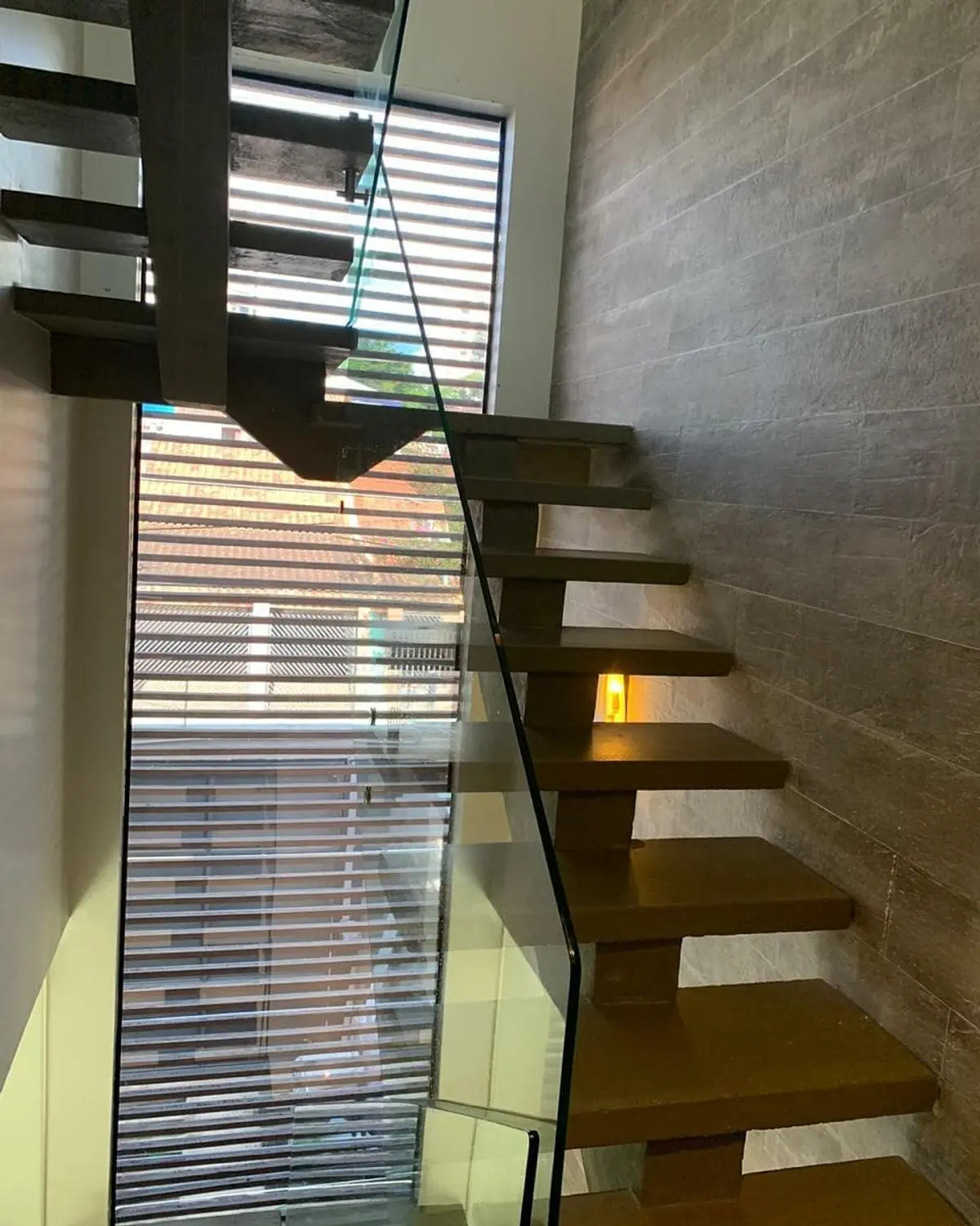 Escada do Projeto CSHOUSE por Michele Wharton Arquitetura