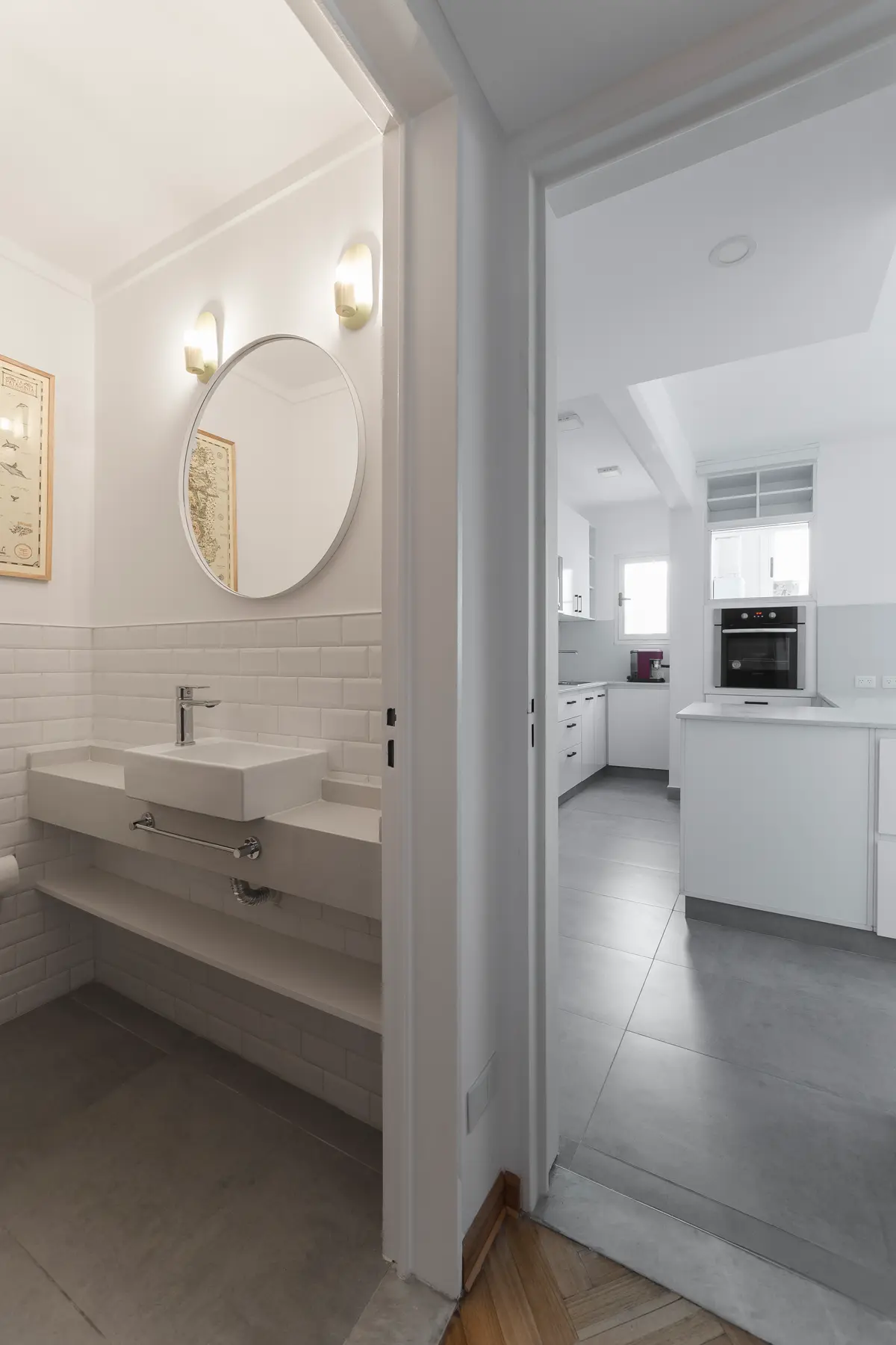 Banheiro minimalista e cozinha moderna, acabamentos brancos e cinzas — projeto Obra Juncal, por SYA Arquitectas, em Recoleta