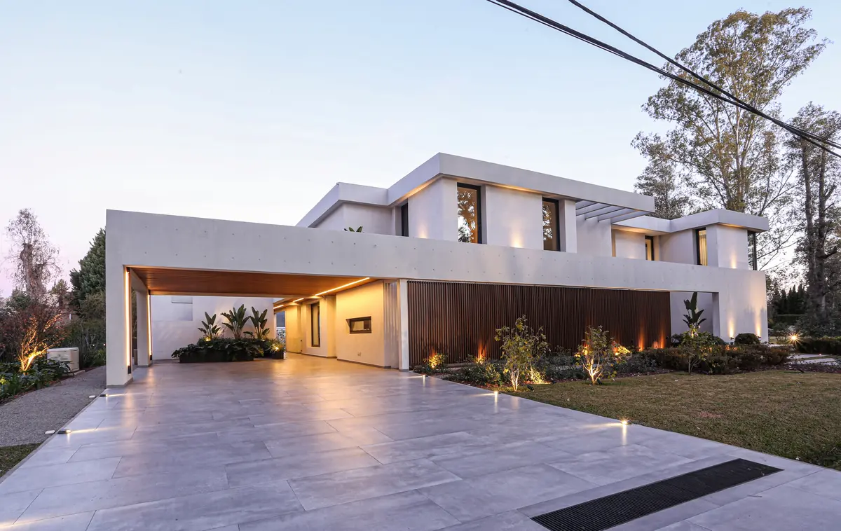 Fachada moderna com amplas janelas e detalhes em madeira — projeto SD 45, por Estudio Arq Daniel Tarrio