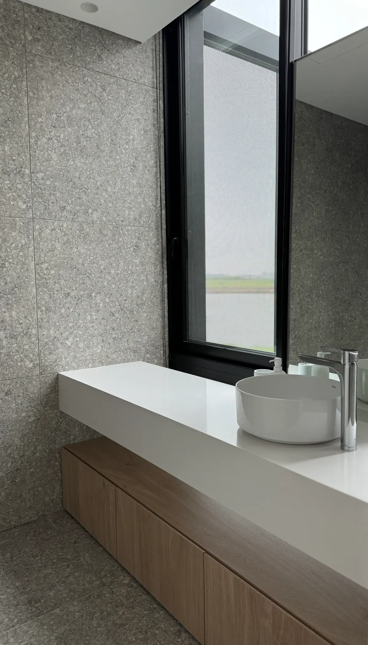 Baño moderno con ventana grande y vanitory de madera y piedra — proyecto Casa ENE, por Jorgelina Tortorici & asoc., en Nordelta