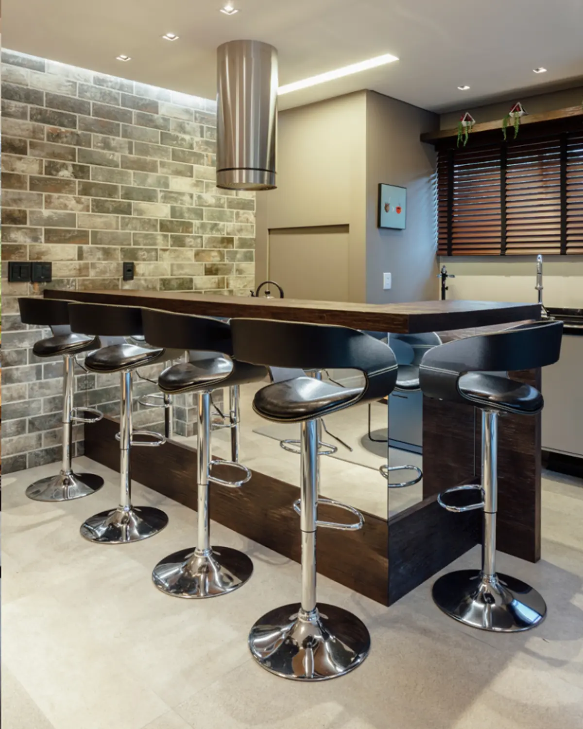 Cozinha moderna com ilha e bancada de tijolo aparente — projeto ESTAR E VARANDA GOURMET T&F, por Carolina Burin & Arquitetos Associados