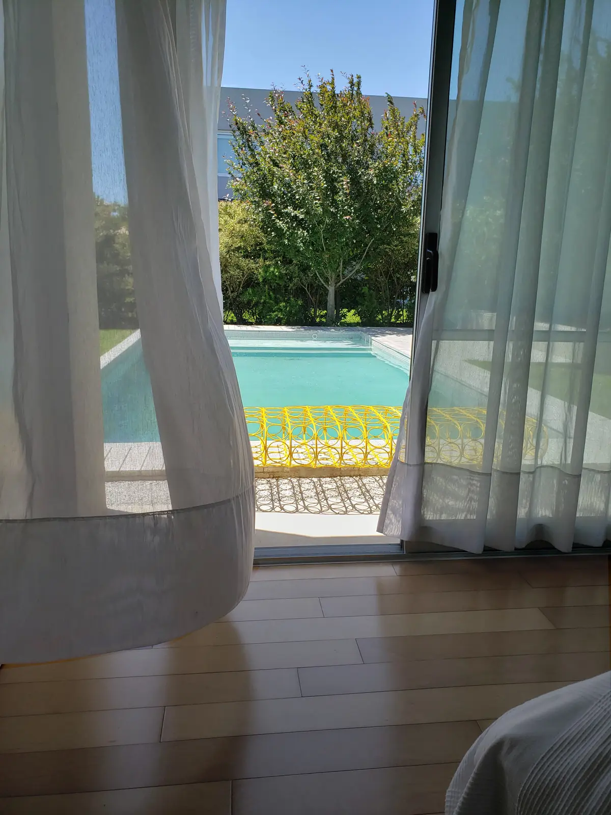 living moderno con cortinas blancas y piscina — proyecto PA -  Casa en Barrio Barbarita, por MLS Estudio, en Tigre
