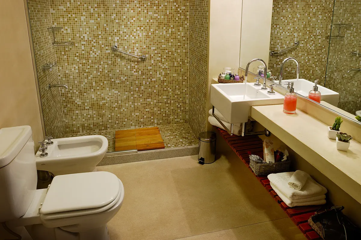 Baño moderno con dos bachas, pared de mosaicos y vanitory de madera — proyecto Ravignani Studios, por Mazzinghi Sanchez, en Palermo