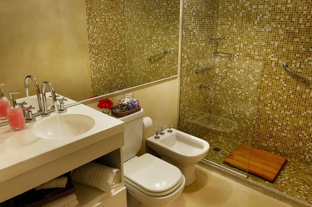 Baño moderno con vanitory flotante y revestimiento de mosaico — proyecto Ravignani Studios II, por Mazzinghi Sanchez, en Palermo