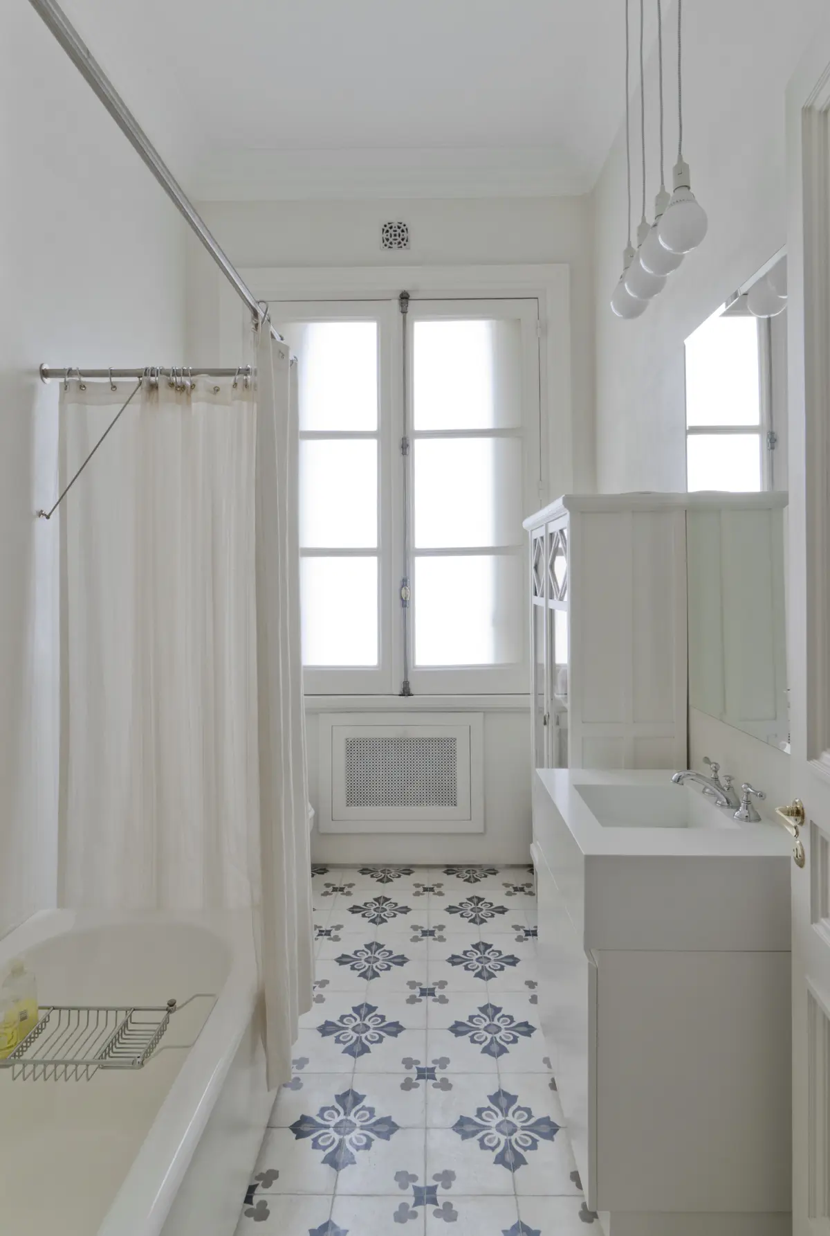 Baño clásico con bañera exenta, suelo de baldosas y ventana grande — proyecto Dpto LH, por Estudio Dado, en Recoleta