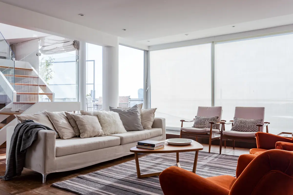 Sala de estar moderna com muita luz natural e vista — projeto Piso en Libertador III, por Gutman+Lehrer Arquitectas, em CABA