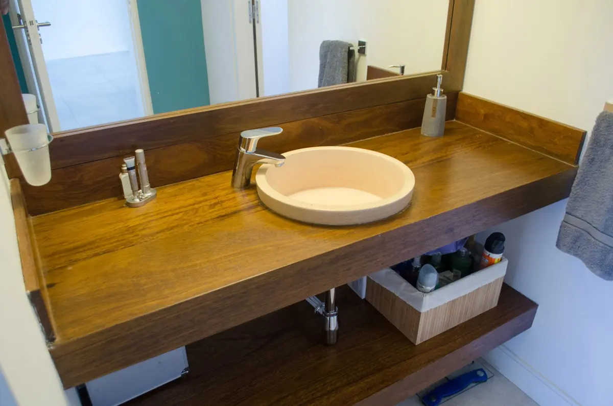 baño moderno con mesada de madera y bacha redonda — proyecto Casa Nordelta, por linearecta.arquitectura, en Nordelta
