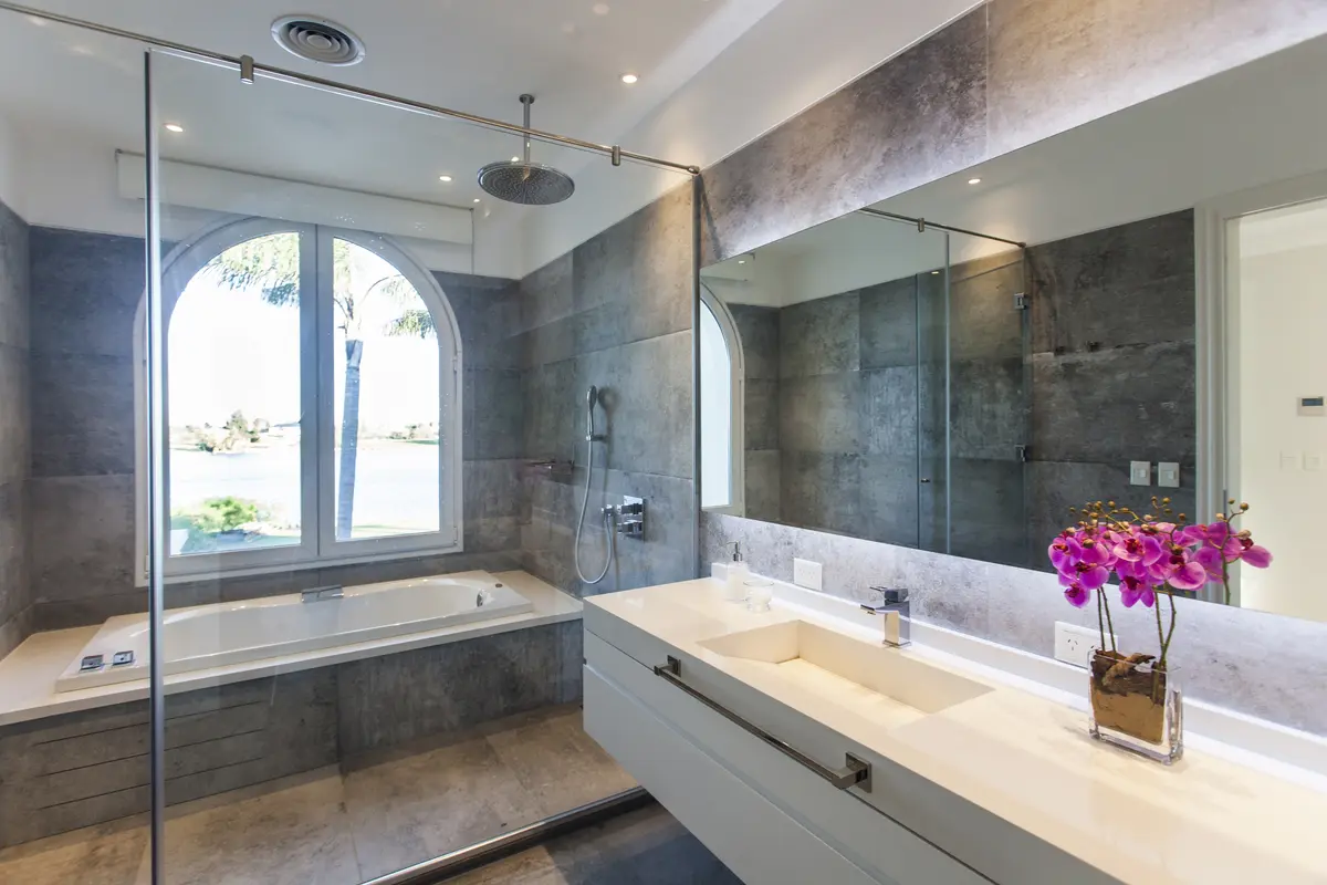Baño moderno con bañera exenta y gran ventana arqueada — proyecto París en Buenos Aires , por Apaarquitectura, en Nordelta