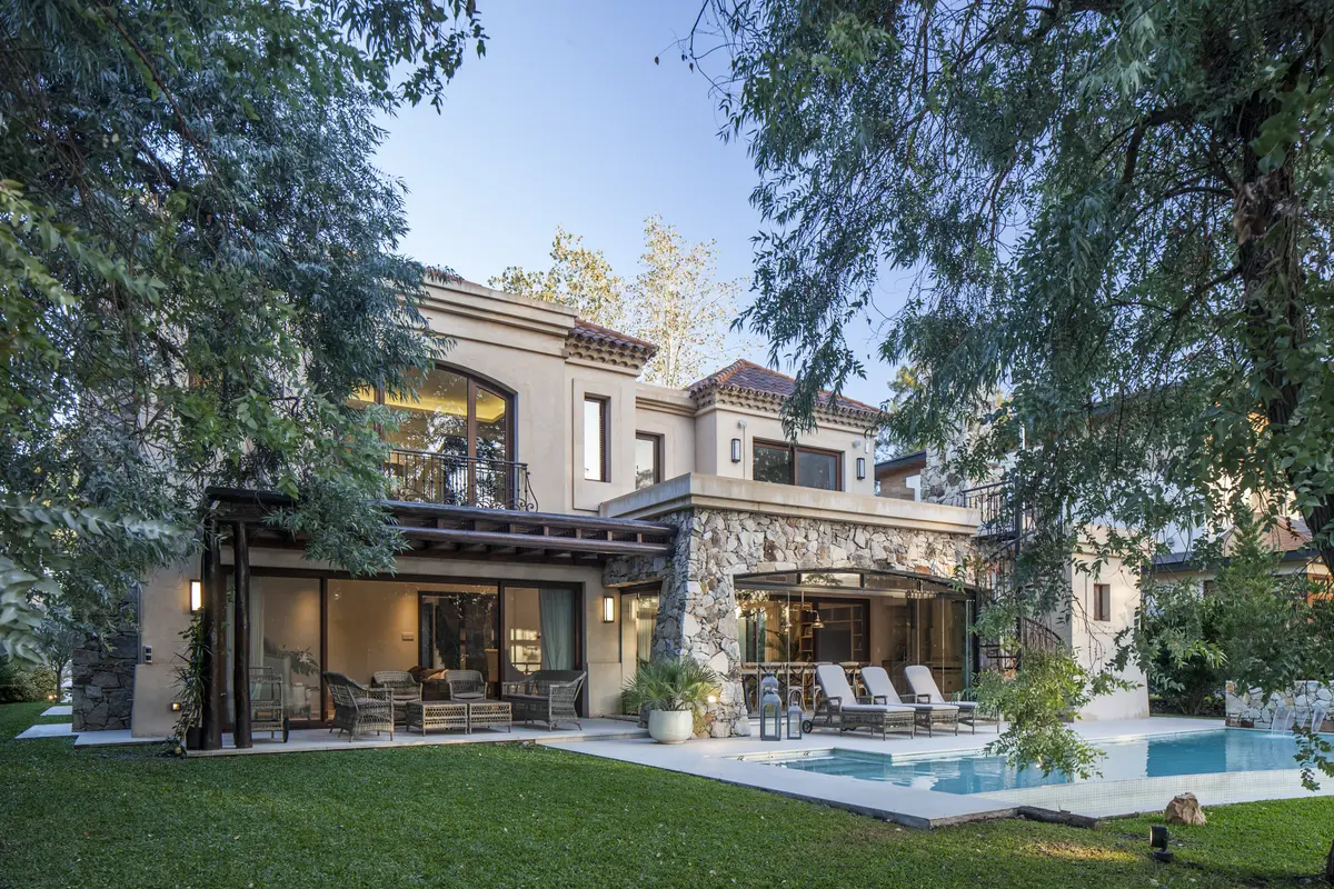 Fachada moderna mediterrânea com piscina e jardim exuberante — projeto Una casa en la Toscana, por Apaarquitectura