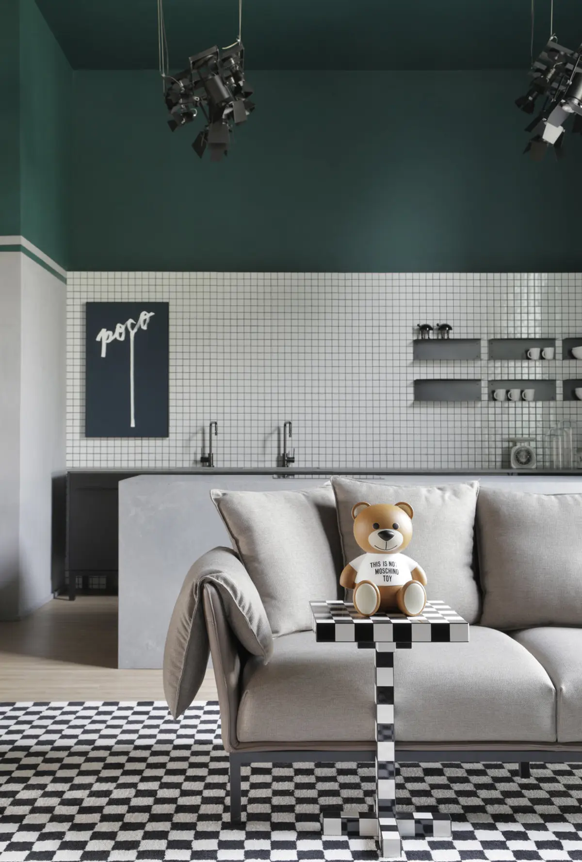 Living moderno con sofá gris, mesa geométrica y pared verde agua con detalles — proyecto Casa COR 2019, por Studio Ro-ca