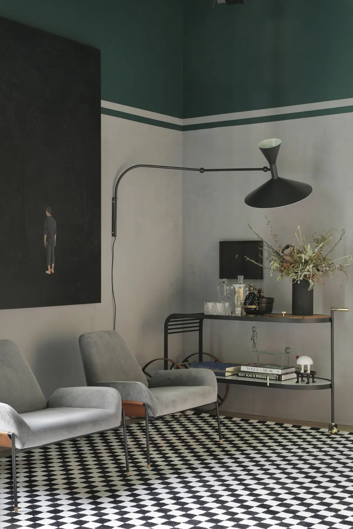 living moderno con pared bicolor, piso ajedrez y lámpara negra — proyecto Casa COR 2019, por Studio Ro-ca