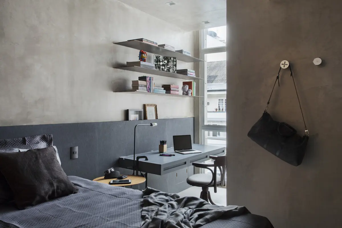 Dormitorio minimalista con escritorio integrado y estantes flotantes — proyecto MM House, por Studio Ro-ca