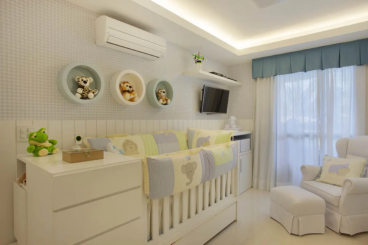 Cuarto de bebe minimalista con cuna blanca y tonos amarillos — proyecto Apartamento Recreio, por Amanda Miranda