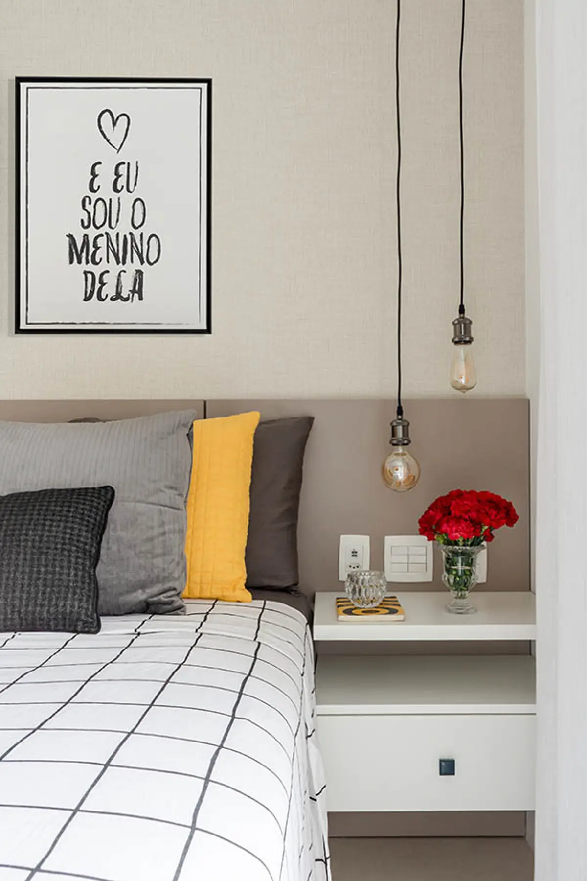 Dormitorio minimalista con cama, mesita flotante y flores rojas — proyecto Apartamento Nóbrega, por Amanda Miranda
