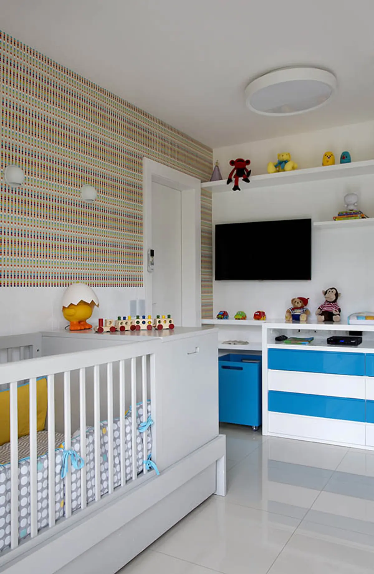 Dormitorio infantil moderno con cuna blanca y mueble azul — proyecto Casa Blue House, por Amanda Miranda