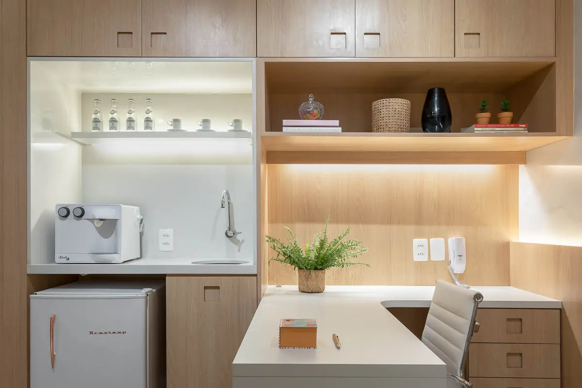 Home Office com cor predominante Bege do Projeto Consultório Ipanema por Amanda Miranda
