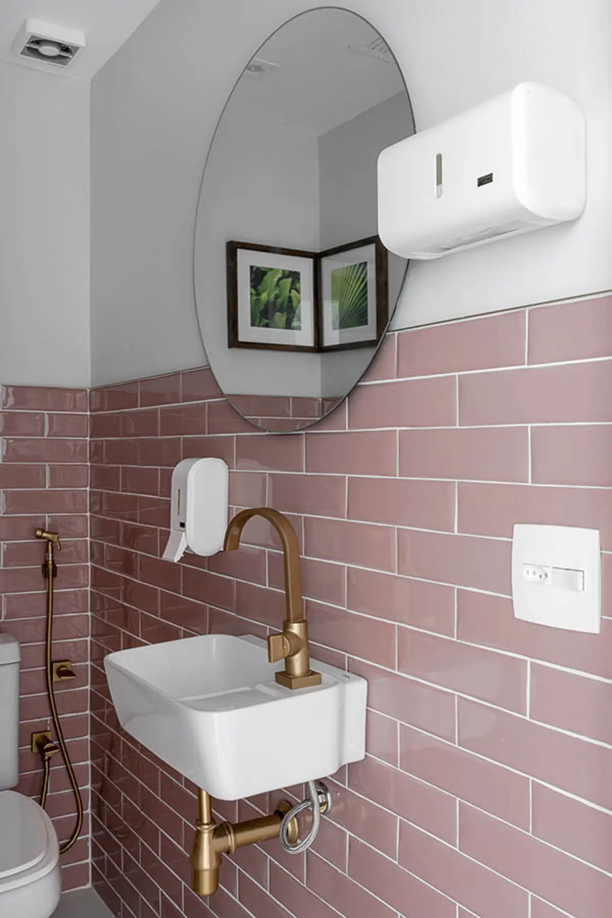 Banheiro Lavabo com cor predominante Cinza do Projeto Consultório Ipanema por Amanda Miranda