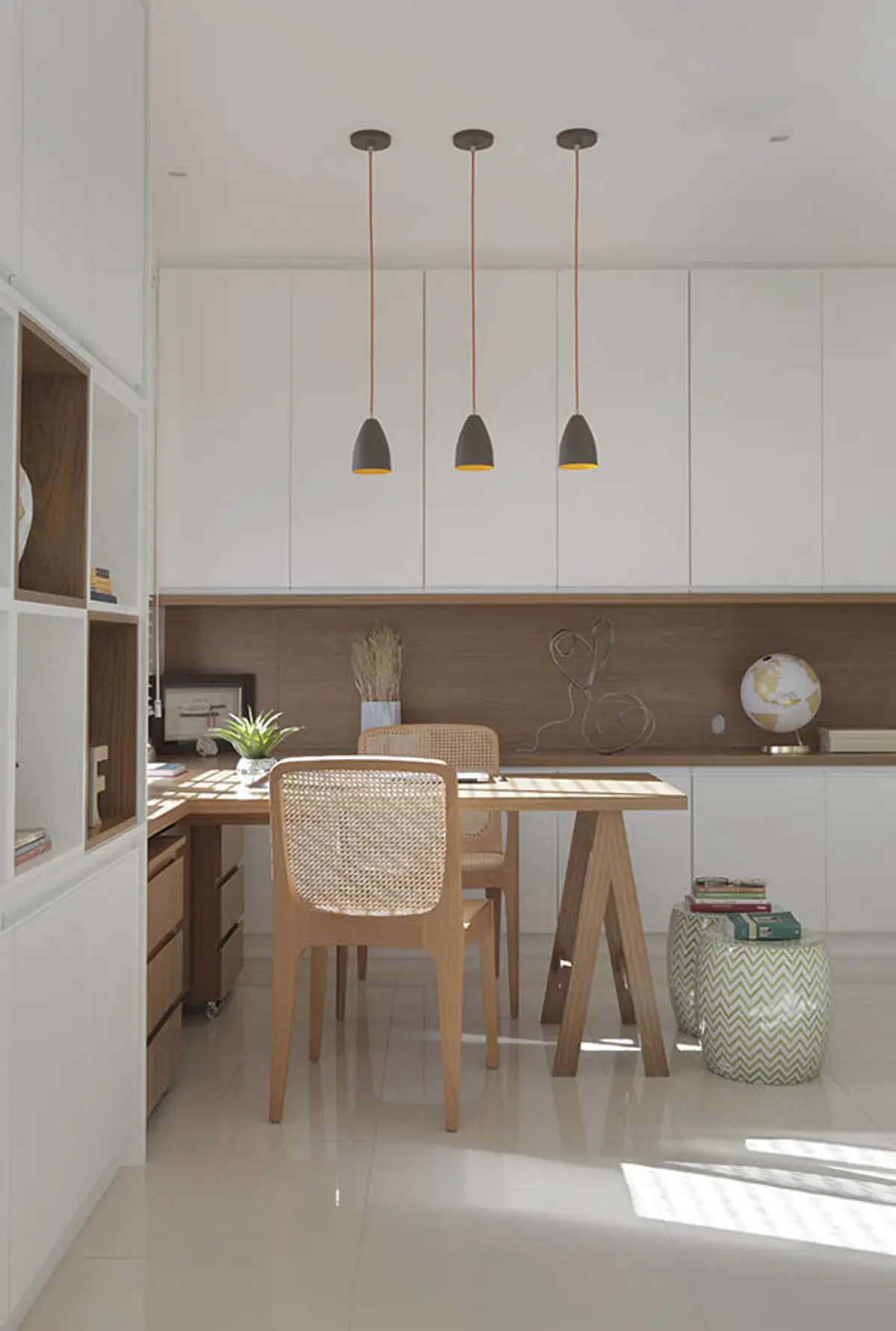 Home Office com cor predominante Bege do Projeto Apartamento Barra LM por Amanda Miranda