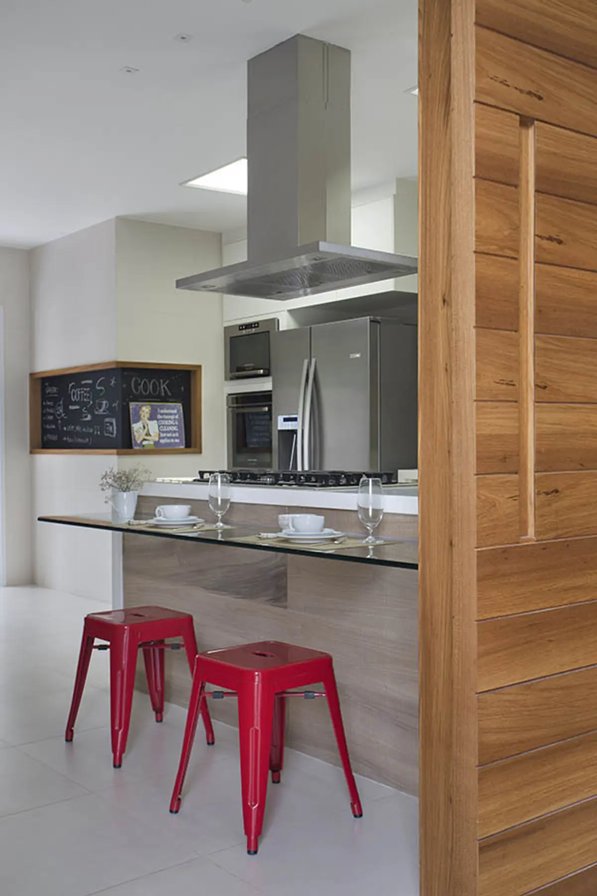 Cozinha Com Ilha Estilo Moderno com cor predominante Cinza do Projeto Casa Jardim Ubá por Amanda Miranda