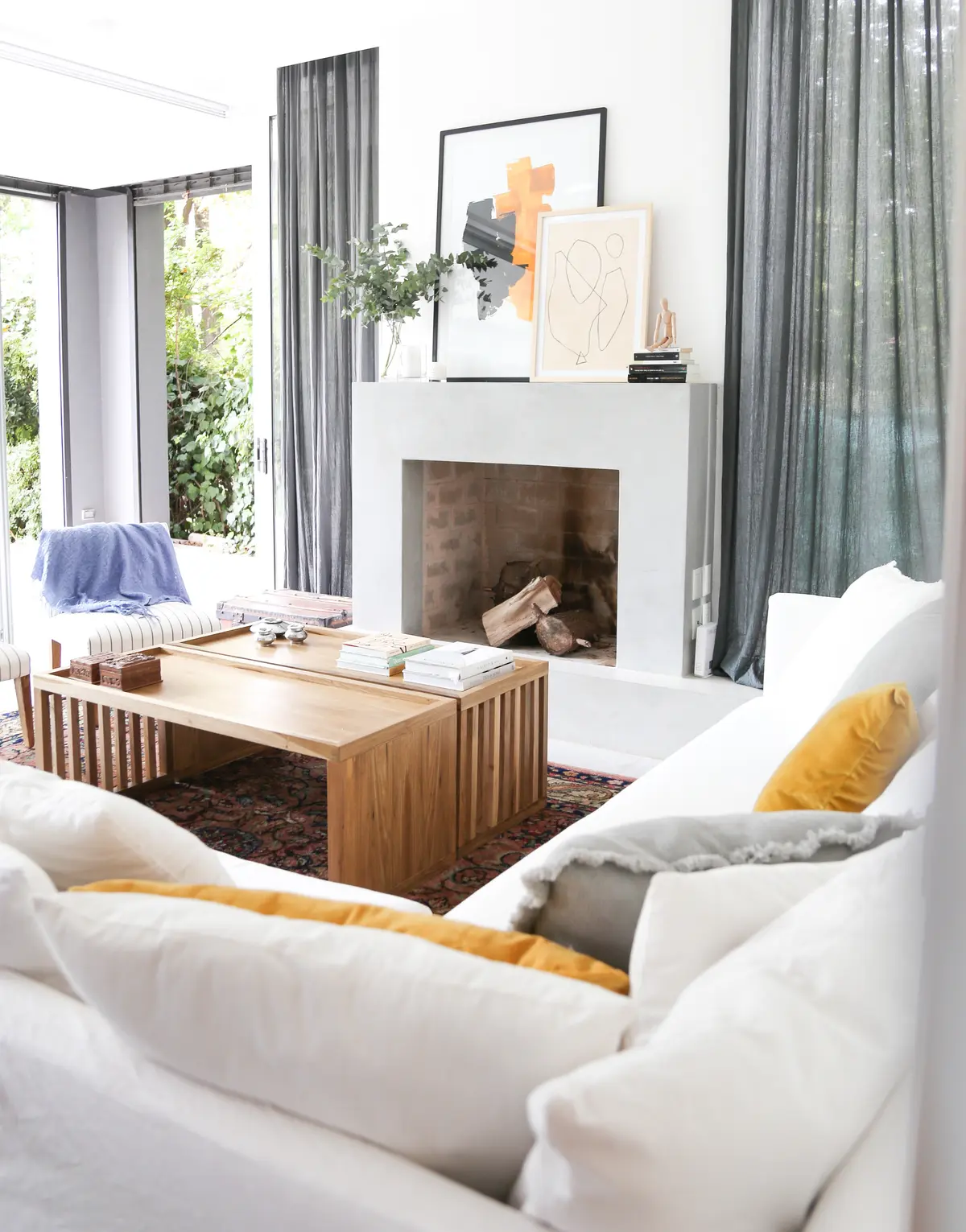 Sala de estar escandinava moderna com muita luz natural e lareira — projeto Proyecto San Isidro, por Olivia D, em San Isidro