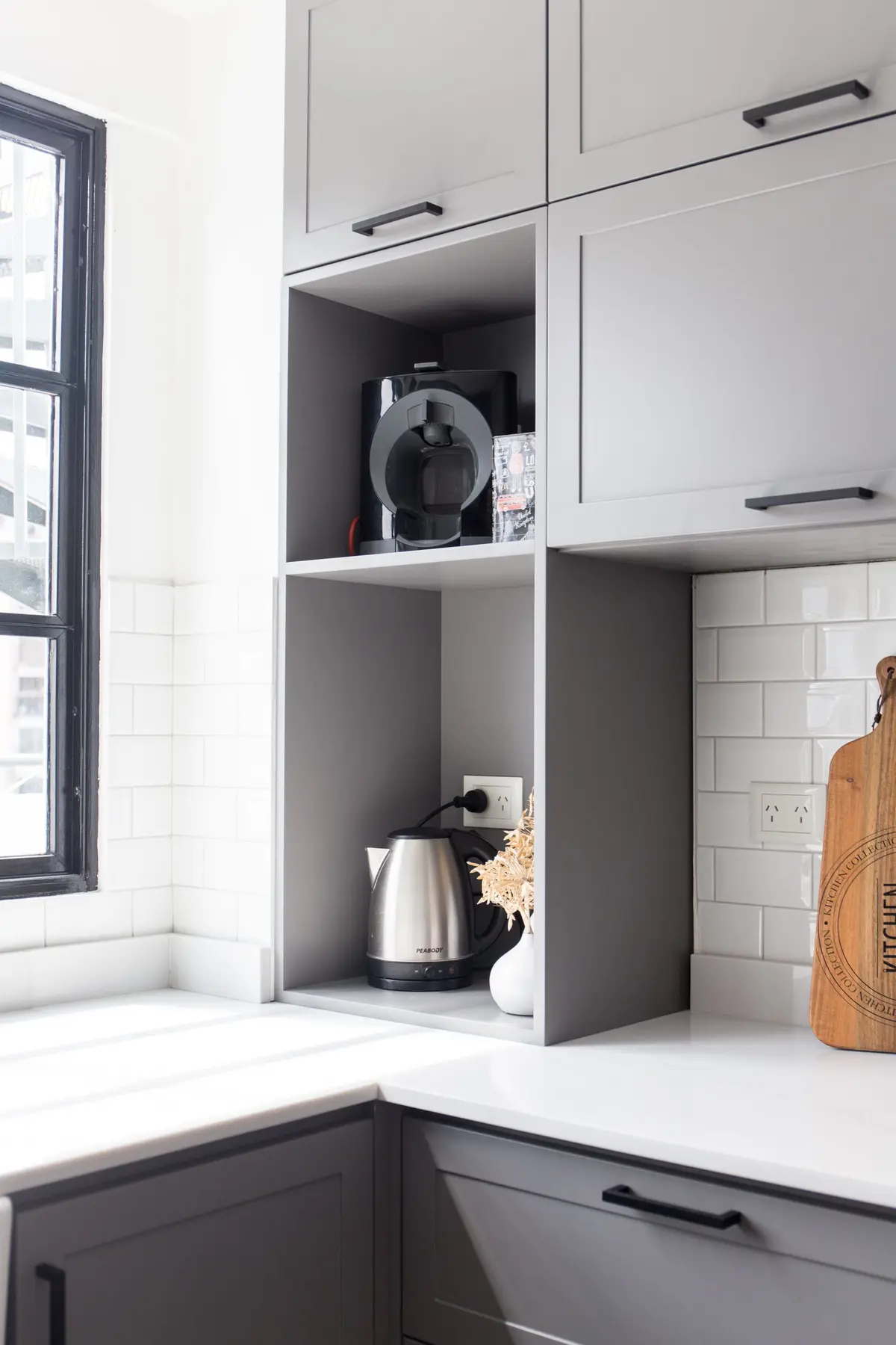 Cocina Con Isla Estilo Industrial con color predominante Blanco del Proyecto Obra Olazábal II por SYA Arquitectas